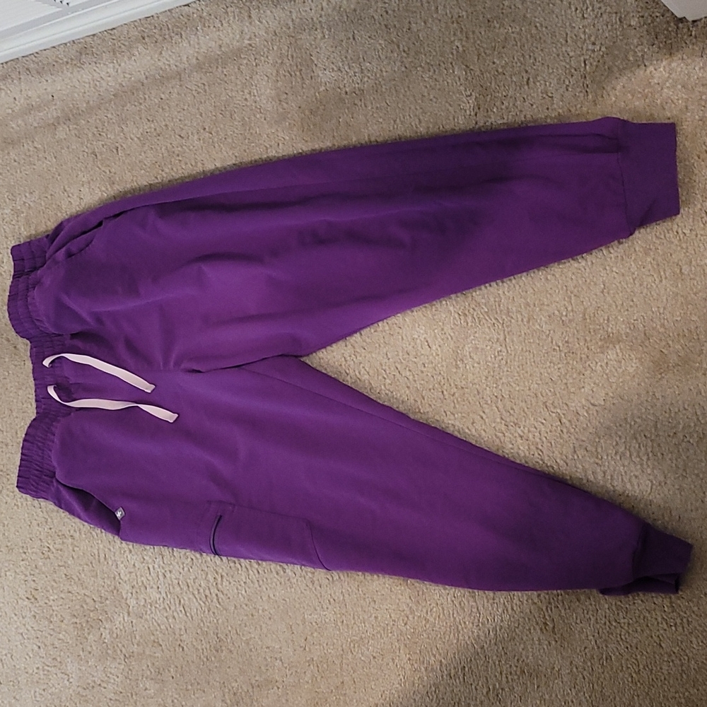 Purple jogger figs